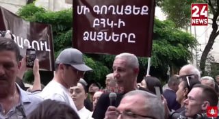 Боксер Акопкохян объявил голодовку у здания ЦИК в Ереване в поддержку оппозиции Сюника
