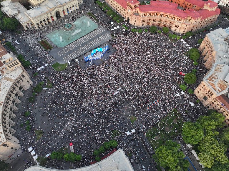 Итоговый митинг партии «Гражданский договор» прошел на площади Республики перед выборами в Сюнике