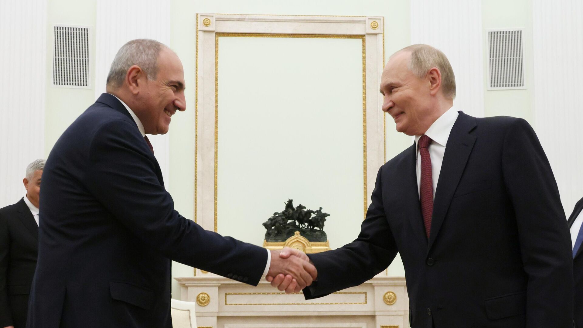 Пашинян поздравил Путина: связи Армении и России продолжат укрепляться
