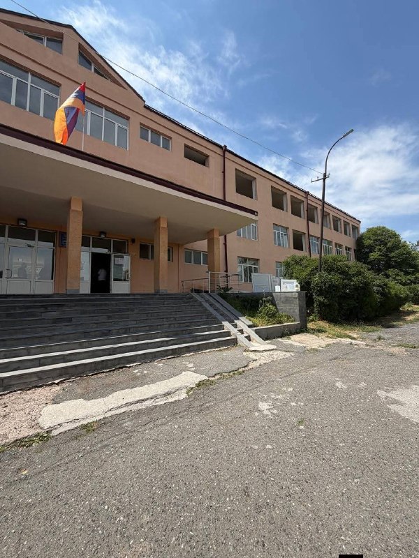 Директор ФТРА Саргис Багинян на стройплощадке школы в Аштараке или Ошакане