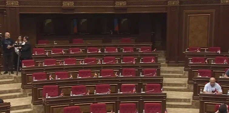 Оппозиция бойкотирует последнюю сессию парламента Армении: что это значит для Сюника
