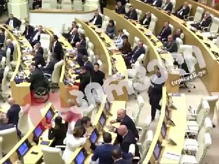 Драка в парламенте Грузии: депутаты устроили потасовку после отчета премьера Кобахидзе