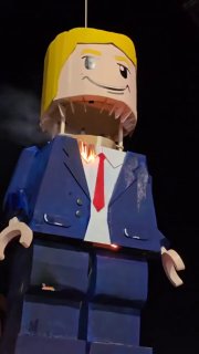 В Мешхеде на траурной церемонии по Хаменеи сожгли чучело Трампа в стиле LEGO