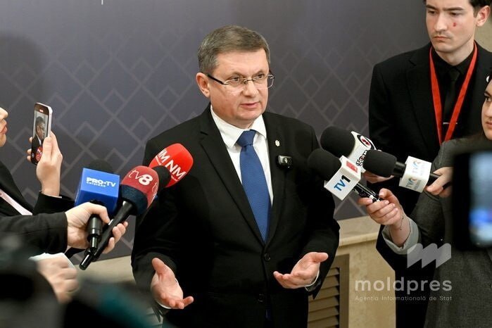 Игорь Гросу, спикер парламента Молдовы, на фоне флага