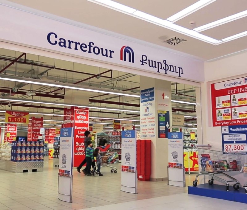 30 нарушений выявили в Carrefour: просрочка и запрещённые пакеты